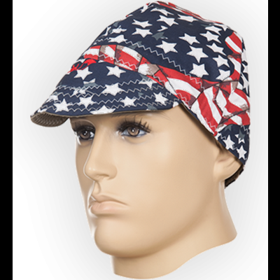 Boné com padrão de estrelas e riscas em azul, branco e vermelho numa cabeça de manequim.