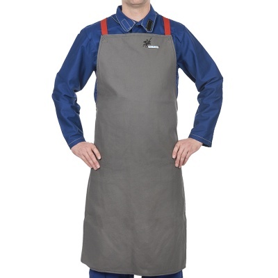 Pessoa a usar avental cinzento com alças vermelhas e camisa azul