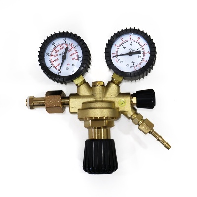 Regulador de pressão de gás com dois manómetros e corpo em latão