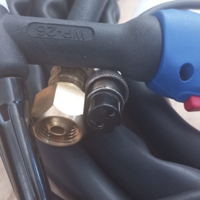 Macho de soldadura com cabo azul, botão vermelho, conexão de latão e cabo preto enrolado