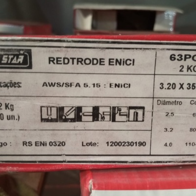 Etiqueta com informações técnicas de produto metálico REDTRODE ENiCI
