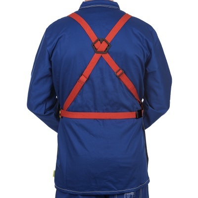 Colete de segurança vermelho sobre veste de trabalho azul atrás