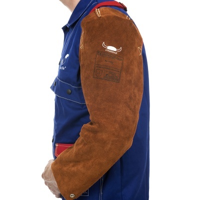Casaco de trabalho azul com mangas castanhas de couro e logótipo de touro