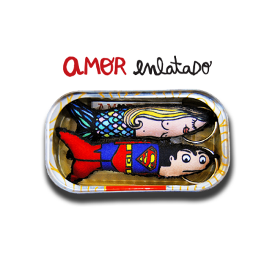 Dois porta-chaves em tecido dentro de uma lata metálica oval, com texto a amarelo enlatado