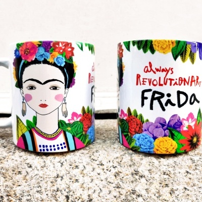 Canecas de cerâmica com ilustrações coloridas de Frida Kahlo e texto