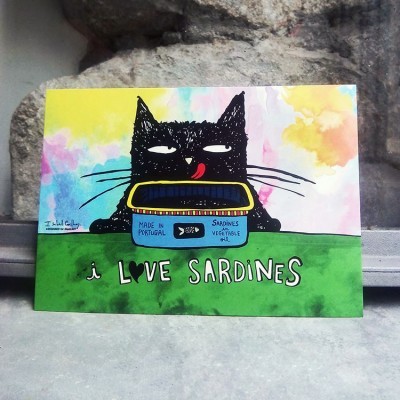 Ilustração de gato preto com lata de sardinhas azul e texto 'i LOVE SARDINES'