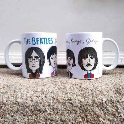 Duas canecas brancas com caricaturas dos Beatles e texto com nomes