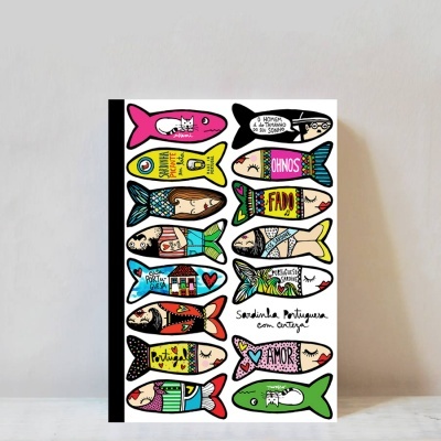 Caderno com capa ilustrada de peixes coloridos e palavras em português.