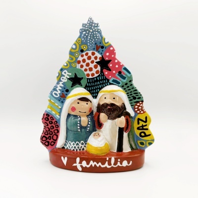 Figura decorativa colorida da Sagrada Família com texto 'Amor', 'Paz' e 'família'