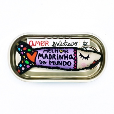 Chaveiro peixe em tecido colorido dentro de lata metálica com etiqueta AMOR enlatado