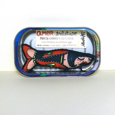 Chaveiro em forma de peixe colorido dentro de lata metálica com etiqueta AMOR enlatado