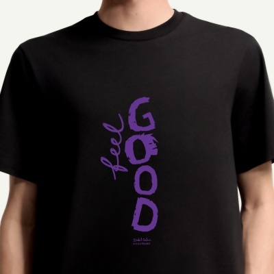 T-shirt preta com texto roxo feel GOOD na frente.