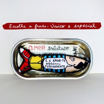 Lata metálica com boneca de tecido colorida e texto sobre amor