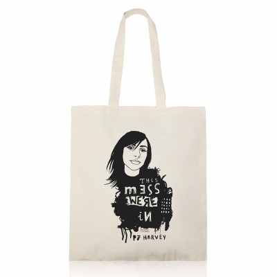 Saco de tecido bege com estampa preta e texto PJ Harvey