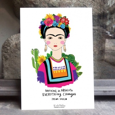 Cartaz ilustrado colorido de Frida Kahlo com flores na cabeça e texto inspirador.