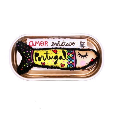 Lata metálica com peixinho de tecido colorido e papel 'amor enlatado'