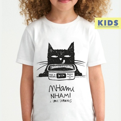 Camiseta branca infantil com estampado de gato preto e lata de sardinhas