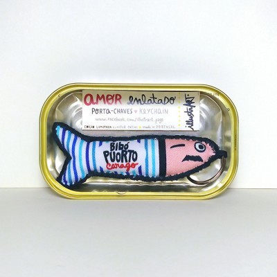Embalagem metálica com chaveiro em forma de peixe dentro