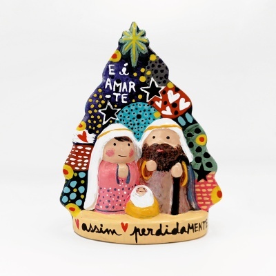 Presépio decorativo com figuras da Sagrada Família e árvore de Natal colorida