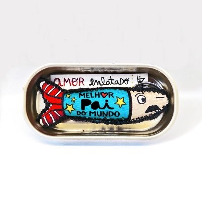 Figura de peixe colorido dentro de lata com textos AMOR enlatado e MELHOR PAI DO MUNDO