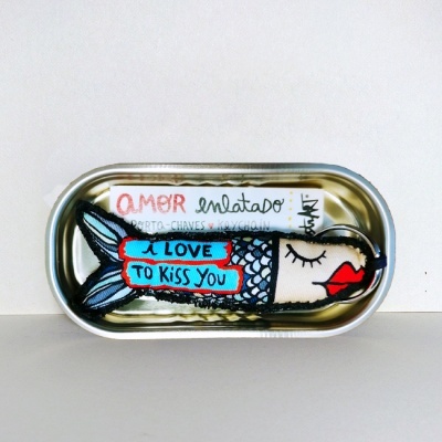 Lata com escultura de peixe colorido e texto I LOVE TO KISS YOU