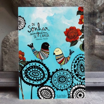 Cartaz ilustrado com pássaros, flores vermelhas e texto de Fernando Pessoa