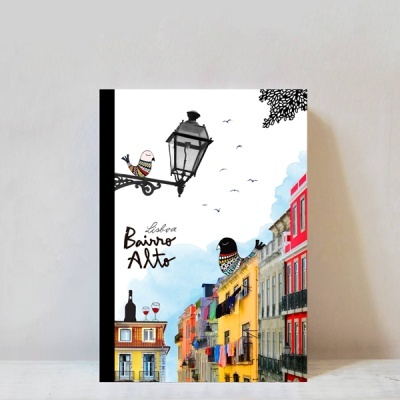 Capa de caderno com ilustração de prédios coloridos e texto Lisboa Bairro Alto
