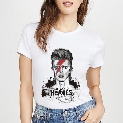 t-shirt branca com estampa de rosto e texto WE CAN BE HEROES