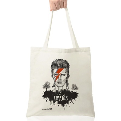 Mala de tecido branco com rosto estilizado e texto We Can Be Heroes