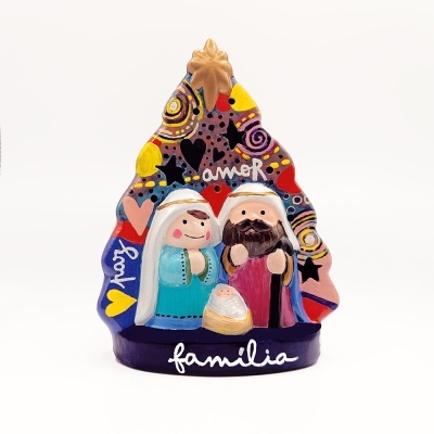 Presépio colorido em cerâmica com Maria, José e Menino Jesus e palavras Amor, Fé e Família