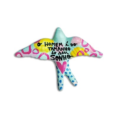 Peluche pássaro colorido com texto inspirador em português