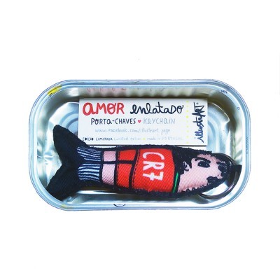 Porta-chaves peixe tecido riscas azul e branca CR7 em lata de conserva com etiqueta AMOR porta-chaves