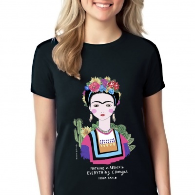 T-shirt preta com estampa colorida de mulher com coroa de flores e texto em inglês