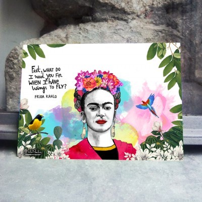 Placa decorativa colorida com ilustração de Frida Kahlo e texto em inglês