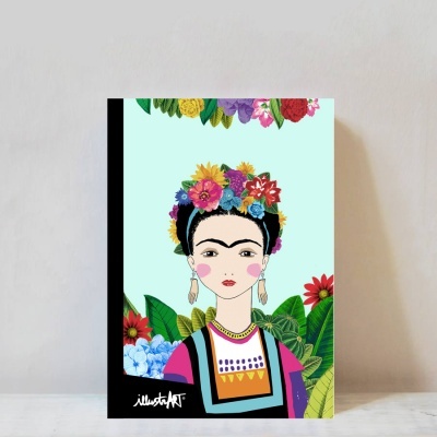 Caderno com ilustração colorida de mulher com flores na cabeça