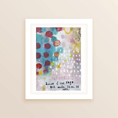 Quadro abstrato colorido com texto em português, emoldurado a branco numa parede bege