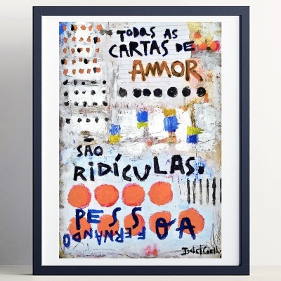 Quadro abstrato com texto manuscrito e manchas coloridas