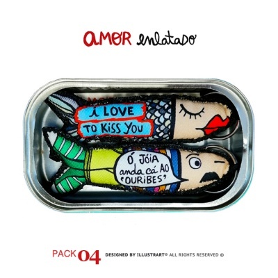 embalagem metálica com duas bonecas de tecido coloridas em forma de sardinhas com textos