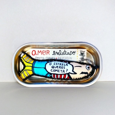 Lata metálica com uma ilustração de personagem e texto em balão de diálogo