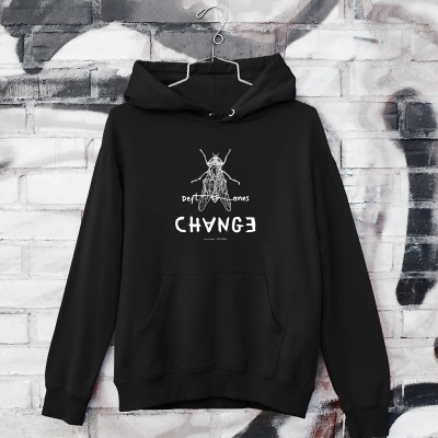 Sweatshirt preta com estampado branco de inseto e textos em parede grafitada