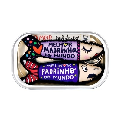 Duas sardinhas de peluche coloridas dentro de uma lata metálica com texto comemorativo para madrinha e padrinho