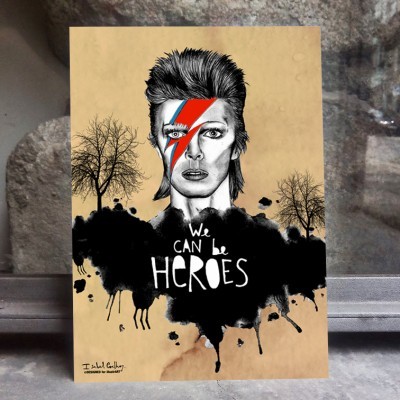 Cartaz de David Bowie com texto We CAN be HEROES e fundo bege.