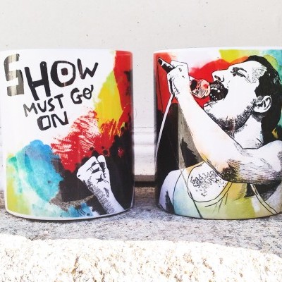 Canecas coloridas com imagens de cantor e texto