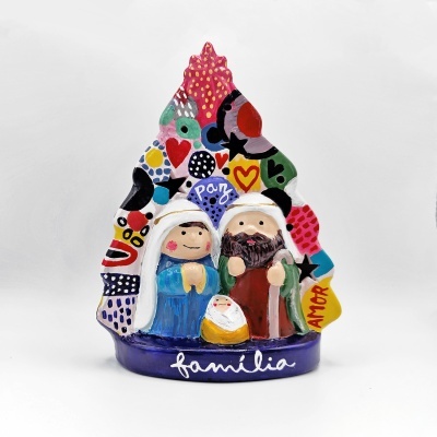 Estátua da Sagrada Família em cerâmica colorida com padrões modernos