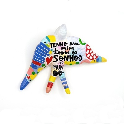 Figura decorativa golfinho colorido com texto em português