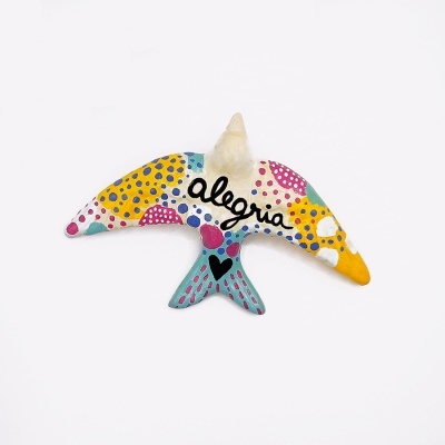 Pombo cerâmico colorido com a palavra 'alegria' pintada