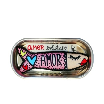 Peixe de almofada colorido dentro de lata metálica aberta