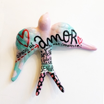 Escultura de pássaro em cerâmica decorada com texto e corações