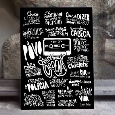 Pôster preto com texto branco manuscrito e uma cassete desenhada ao centro