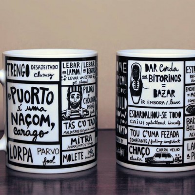 Duas canecas brancas com texto manuscrito em português em quadrados pretos e brancos
